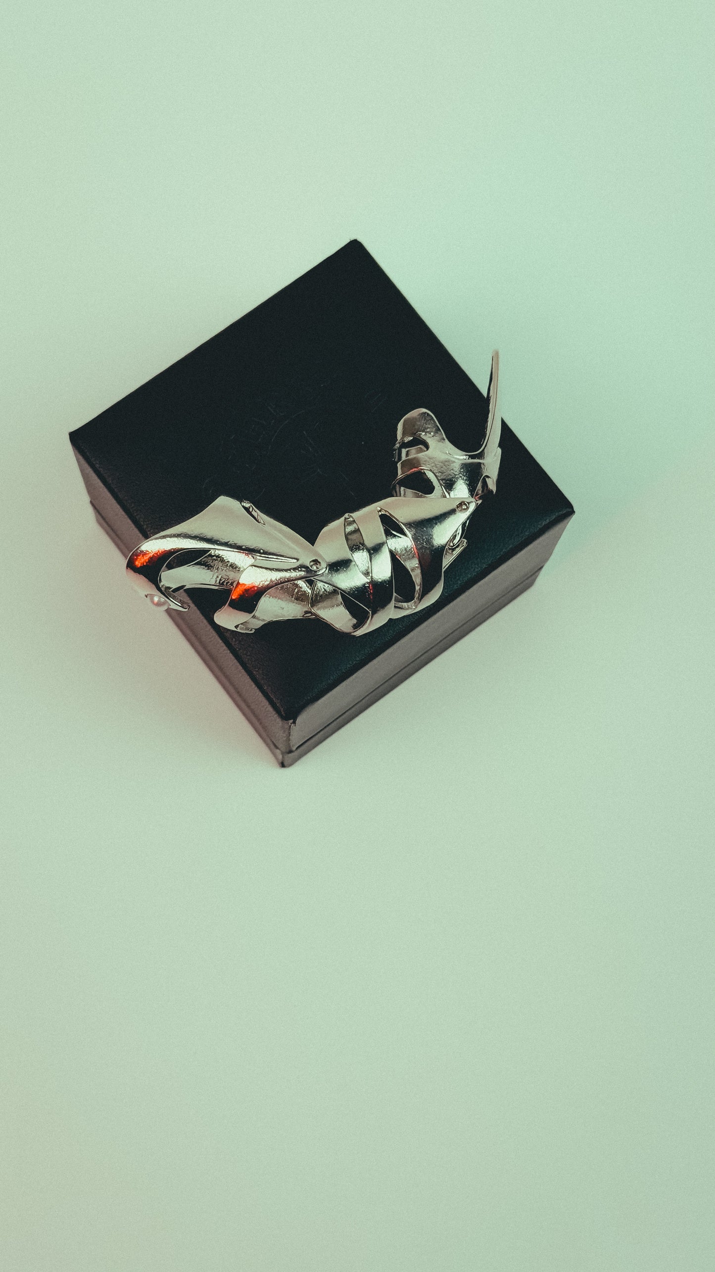 articulated claw ring
