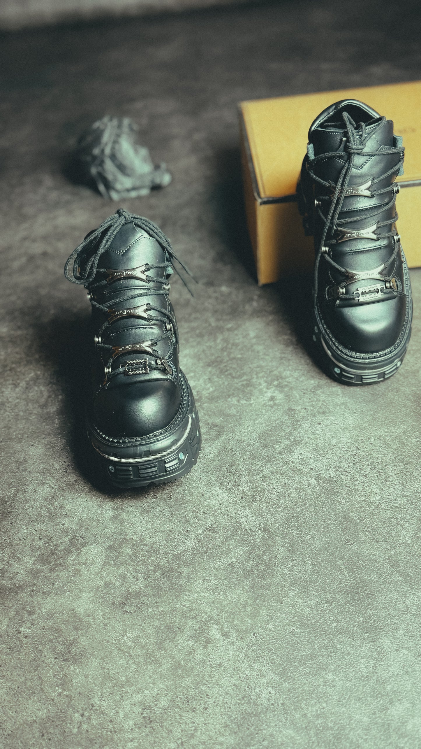 New Rock Boots Metallic Black Leather Platform for men and women