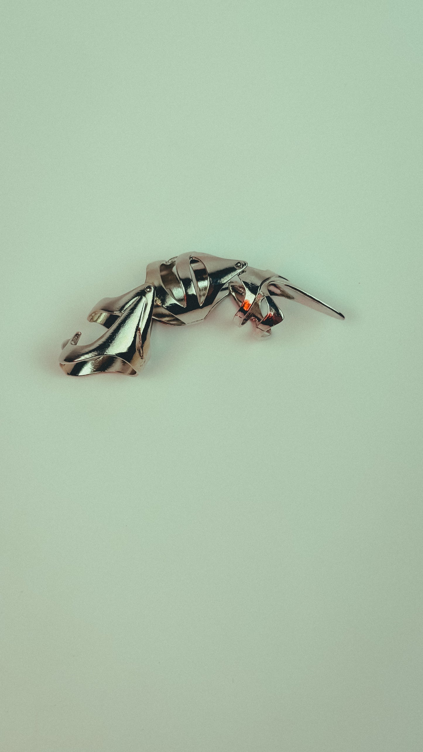 articulated claw ring