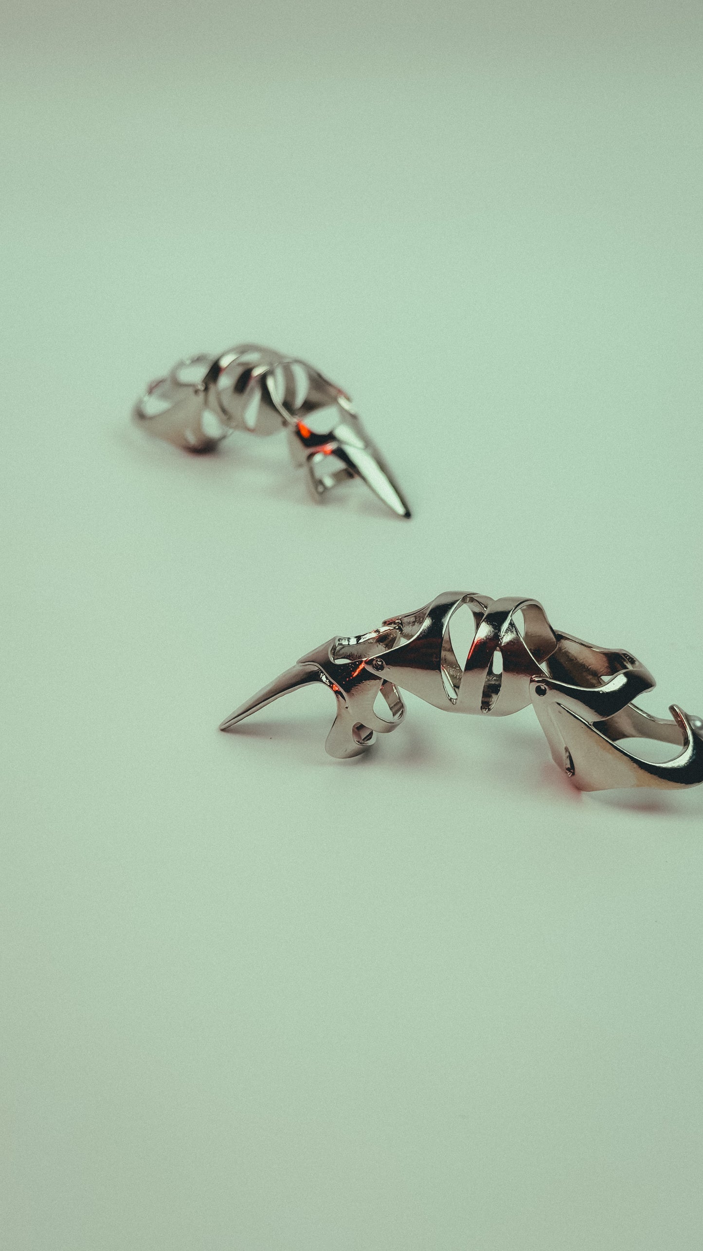 articulated claw ring