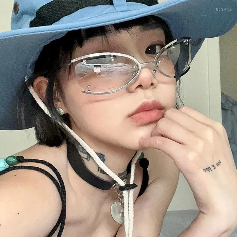 Trendy 2000s sunglasses