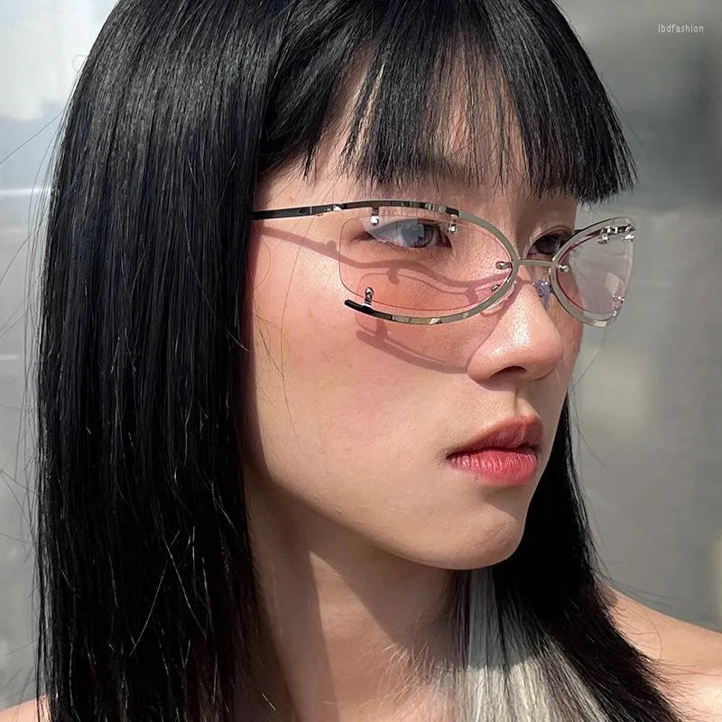 Trendy 2000s sunglasses