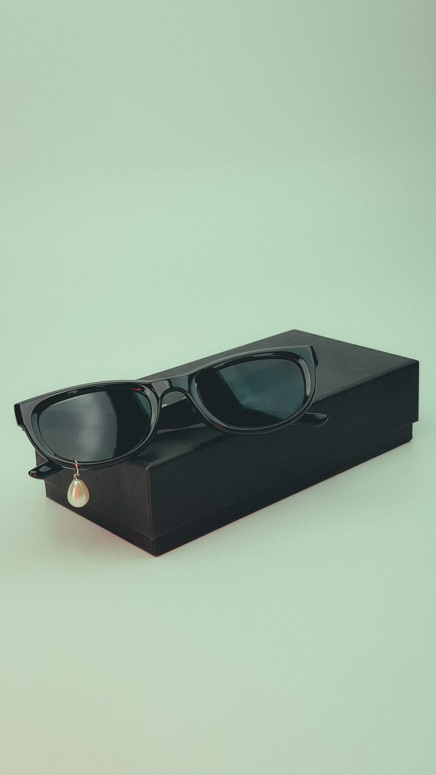 Cat-eye sunglasses with pearl drop char