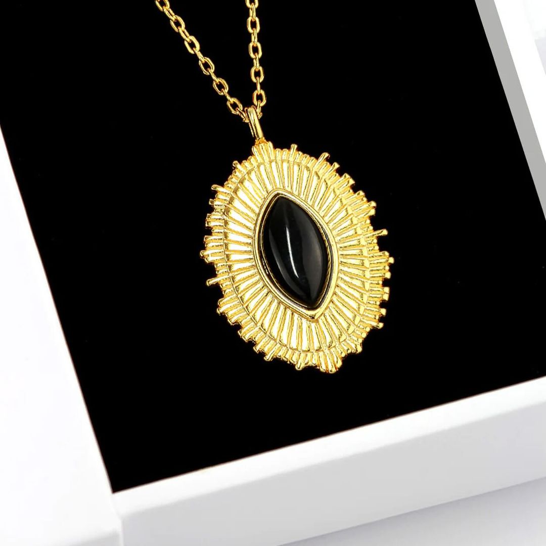 Ivy Black Oval Pendant Necklace (stainless steels)