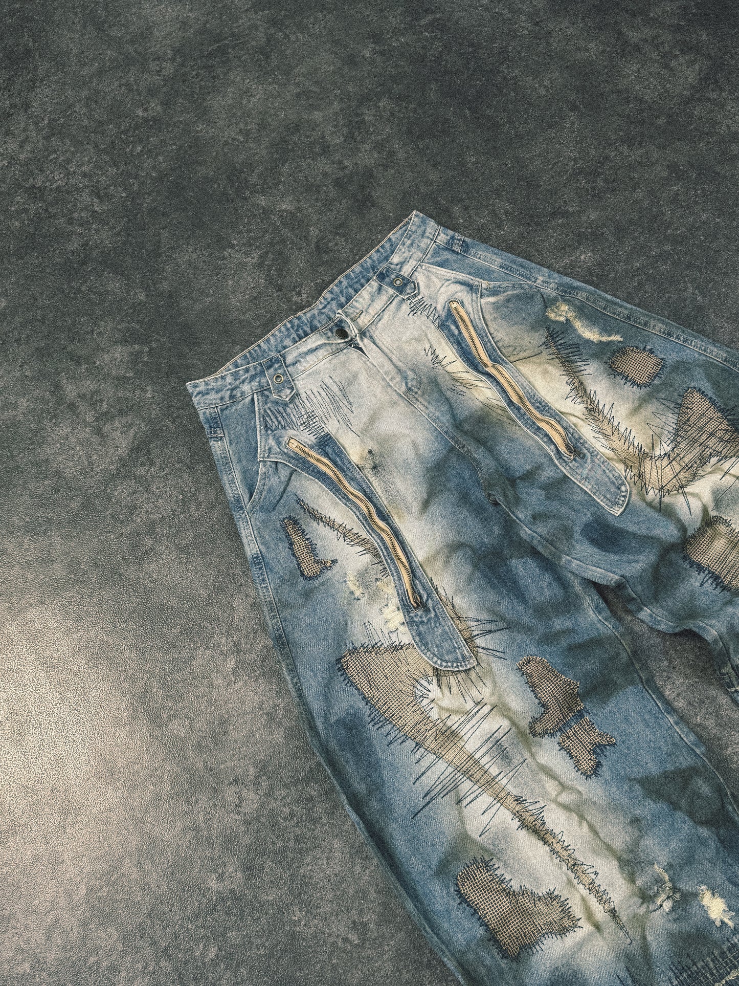 Dirty Embroidered Loose Curve Jeans