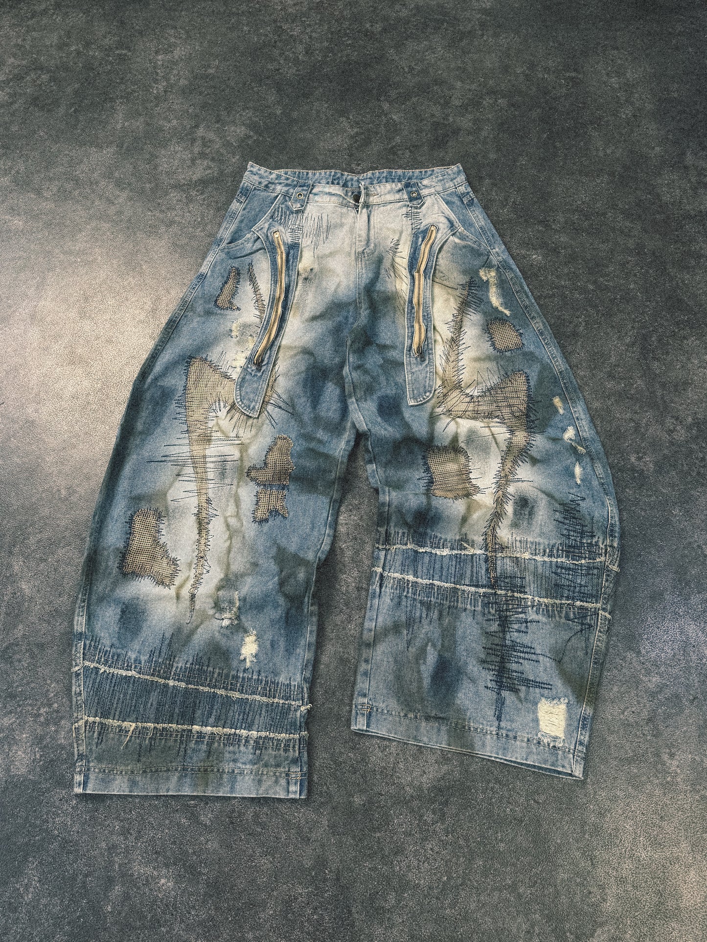 Dirty Embroidered Loose Curve Jeans